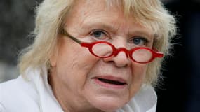 La candidate d'Europe Ecologie-Les Verts, Eva Joly, à l'origine d'un cafouillage dans l'opposition, a exclu jeudi lors d'un déplacement en Bourgogne, de se retirer de la compétition tout en admettant avoir été "rugueuse" envers le Parti socialiste. /Photo