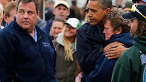 Barack Obama réconfortant une habitante de Brigantine, dans le New Jersey, lors d'une visite de plusieurs régions sinistrées par l'ouragan Sandy dans cet Etat, en compagnie de son gouverneur républicain Chris Christie. La campagne présidentielle n'a pas e