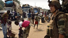 Un soldat français de l'opération Sangaris surveille des musulmans s'apprêtant à fuir la Centrafrique, samedi 18 janvier, à Bangui.