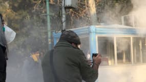 Dans la fumée des gaz lacrymogènes lors d'une manifestation à Téhéran, le 30 décembre 2017