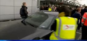 Attentats: le roi des Belges rend hommage aux victimes à l’aéroport