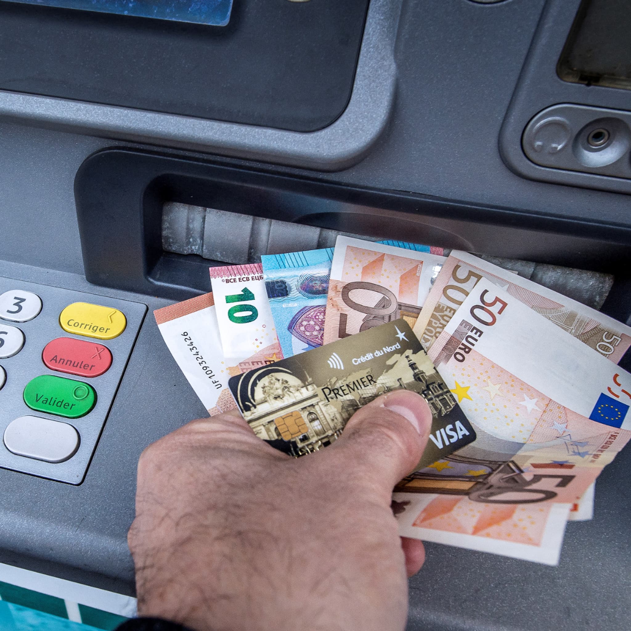 Paris: 13 distributeurs automatiques illégaux de cryptomonnaies saisis par  la justice