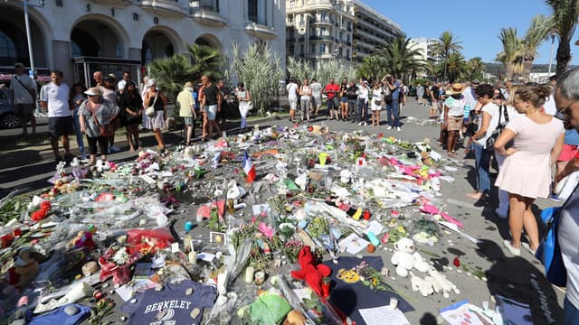 Des fleurs pour l'hommage aux victimes de la tuerie de Nice, le 17 juillet.