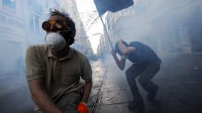 Des manifestants à Istanbul, vendredi, face aux forces de l'ordres.