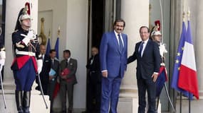 L'émir du Qatar en compagnie de François Hollande, le 22 août 2012, à l'Elysée.