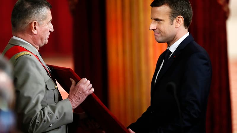 Emmanuel Macron se voyant remettre le grand collier de la Légion d'honneur le 14 mai 2017