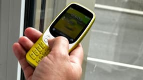 Choc des générations: un 3210 pris en photo par un iPhone 15