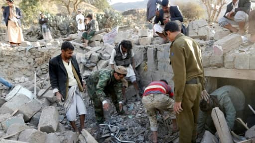 Des Yéménites cherchent des survivants dans les décombres d'une maison détruite lors d'une frappe aérienne de la coalition arabe menée par l'Arabie saoudite, le 1er février 2017 dans les environs de Sanaa