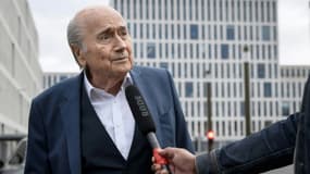 L'ex-président de la Fifa Sepp Blatter interviewé avant son entrée dans les locaux du parquet de Berne, le 1er septembre 2020