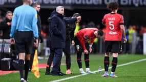 Bruno Genesio en discussion avec Arthur Theate lors d'un match de Rennes en janvier 2023