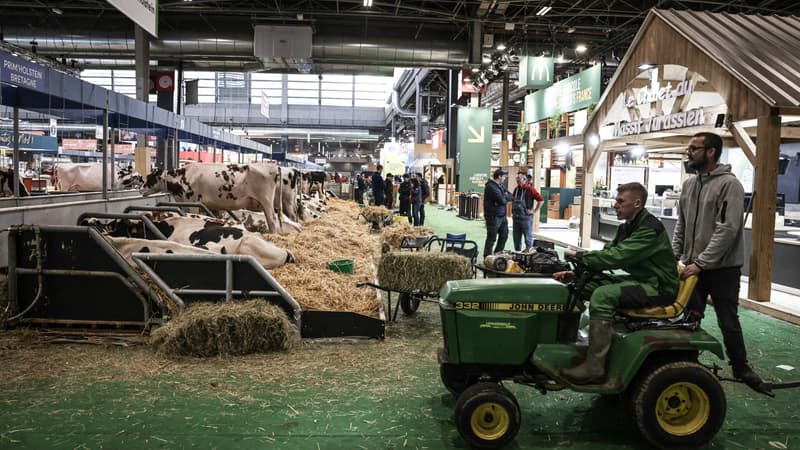 Un éleveur conduit un tracteur au salon de l'agriculture le 21 février 2025, à Paris