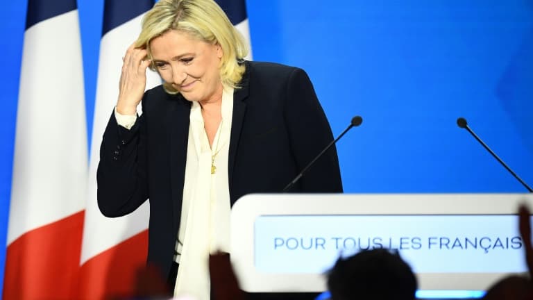 La candidate RN Marine Le Pen quitte le podium après son discours le 24 avril 2022 juste après l'annonce des résultats de la présidentielle où elle a échoué face à Emmanuel Macron.