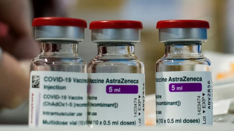 Des flacons du vaccin AstraZeneca, le 11 février 2021, au début d'une campagne de vaccination à l'aéroport Fiumicino de Rome