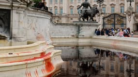 Les taches rouges sur le Queen Victorial Memorial, devant le palais de Buckingham, dans le centre de Londres, le 26 août 2021.