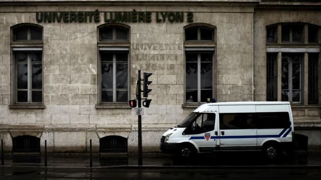 Un véhicule de police devant l'université de Lyon 2 le 14 mai 2018.