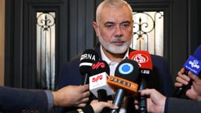 Le chef du Hamas basé au Qatar, Ismail Haniyeh, s'adressant à des journalistes alors qu'il accueille le ministre iranien des Affaires étrangères le 20 décembre 2023. 