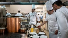 Les cuisines du restaurant "La Pyramide", le 20 mars 2025 à Vienne, en Isère