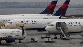 Des appareils de la compagnie aérienne Delta Airlines sur le tarmac de l'aéroport de New York le 24 décembre 2021
