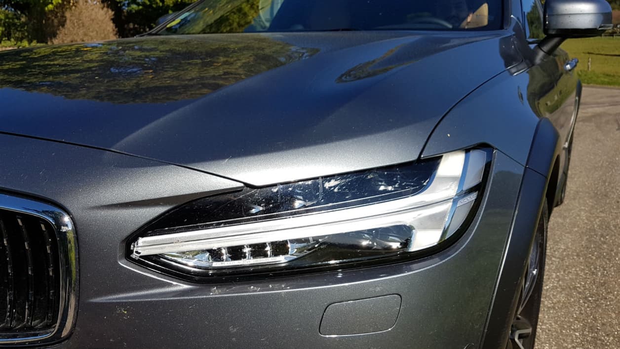 Pour jouer la carte premium, Volvo a retravaillé sa signature lumineuse. Elle représente le marteau du dieu viking Thor, selon le story-telling du constructeur. Pour jouer la carte premium, Volvo a retravaillé sa signature lumineuse. Elle représente le marteau du dieu viking Thor, selon le story-telling du constructeur.