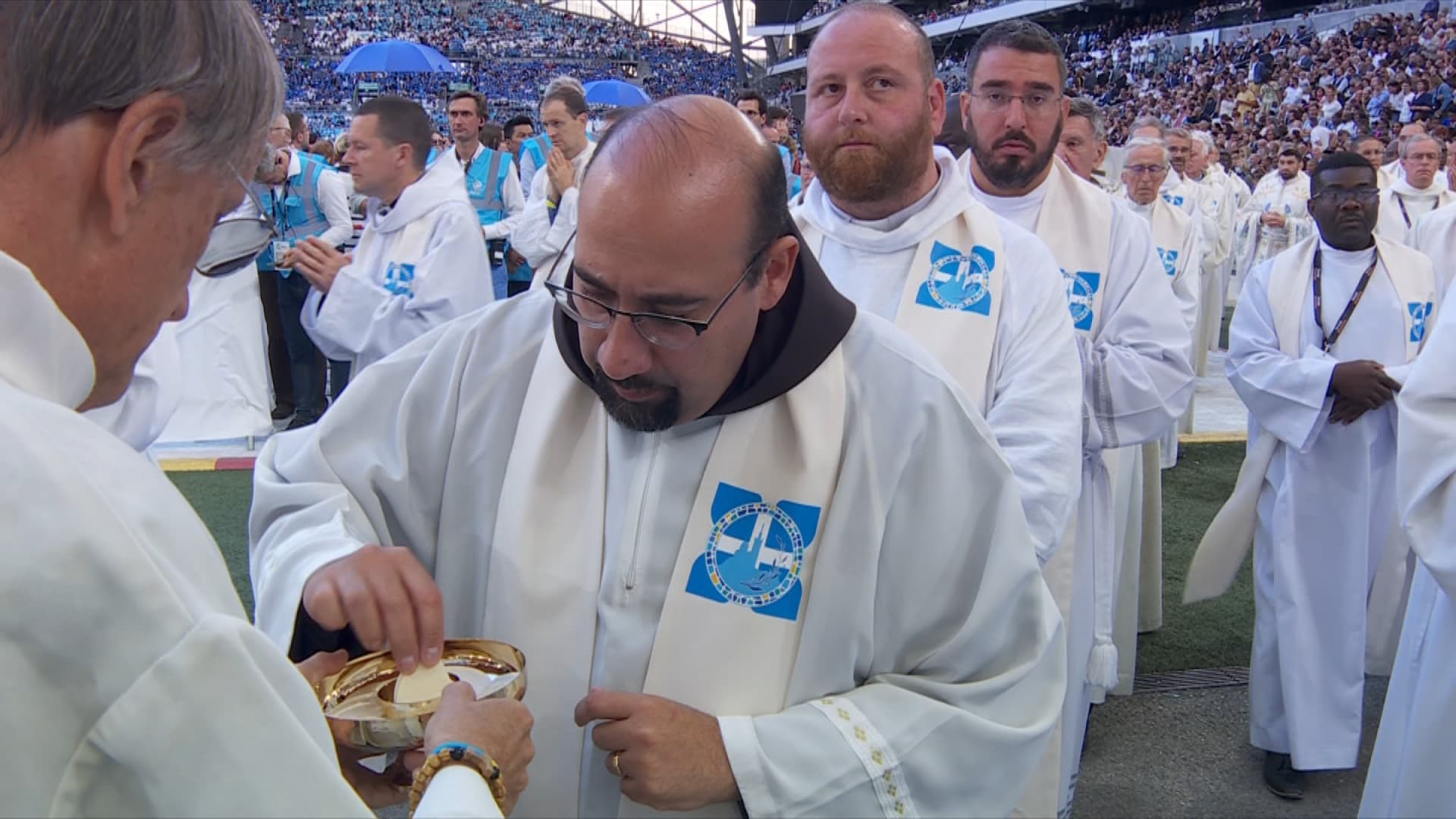 La communion a débuté au stade Vélodrome, lors de la messe géante célébrée par le pape François. La communion a débuté au stade Vélodrome, lors de la messe géante célébrée par le pape François.