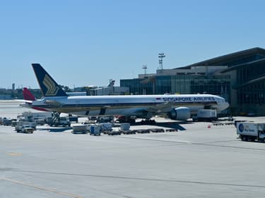 Un Boeing 777-312ER de Singapore Airlines à la porte d'embarquement de l'aéroport international de Los Angeles, le 28 février 2022.