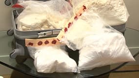 Trois paquets de poudre blanche, sans doute de la cocaïne, d'un poids total d'environ 3,4 kilos, ont été découverts dans la valise de cette ressortissante française.