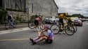 La Slovène Urska Pintar à terre lors de la deuxième étape du Tour de France femmes, le 25 juillet 2022.