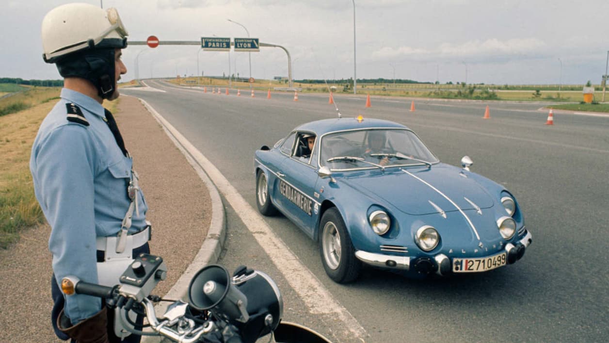 Une Alpine A110 d'intervention rapide.