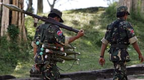 Un soldat cambodgien (à gauche) transporte une roquette B40 au temple de Preah Vihear, dans la province de Preah Vihear, à environ 543 kilomètres au nord de Phnom Penh, le 7 novembre 2008. Le Cambodge et la Thaïlande ont convenu de reprendre les pourparlers visant à résoudre un différend frontalier de longue date qui a fait quatre morts le mois dernier.