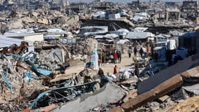 Un marché au milieu des ruines de Jabalia, ville du nord de Gaza dévastée par les bombardements israéliens, le 27 février 2025
