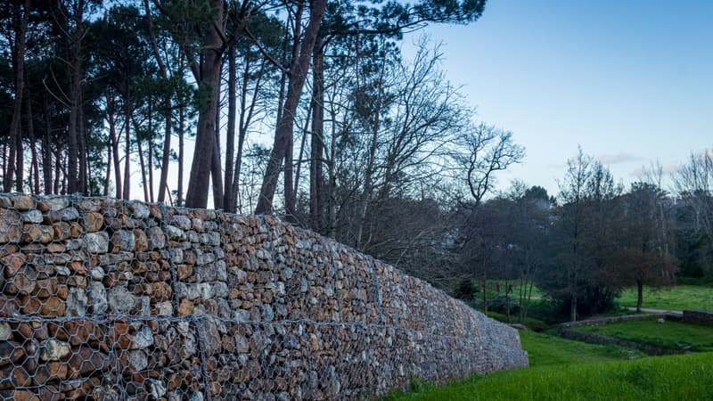 La Cour de cassation a estimé que le mur de soutènement entre deux propriétés n'est pas mitoyen sauf preuve du contraire. 