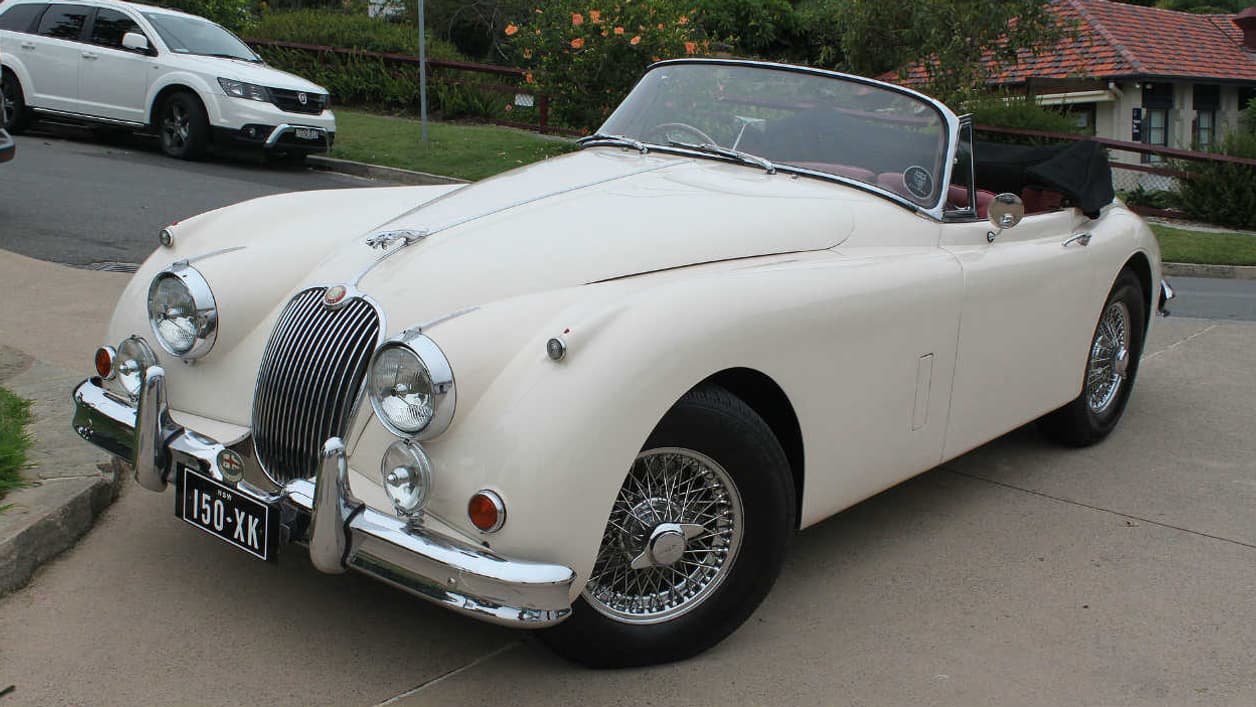 La Jaguar XK 150 embarque une motorisation six cylindres à plat 3.4 de 190ch. La Jaguar XK 150 embarque une motorisation six cylindres à plat 3.4 de 190ch.