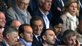 En habitué des lieux, Nicolas Sarkozy est à l'aise dans les tribunes du Parc des Princes, ici entre le président du PSG et celui de Lyon. 