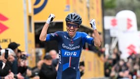Lenny Martinez célèbre sa victoire au Trofeo Laigueglia, le 28 février 2024