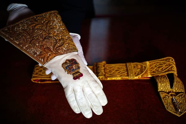 Le gant et la ceinture que portera Charles III lors de son couronnement le 6 mai 2023