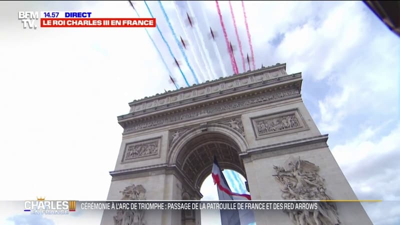 Visite de Charles III: la Patrouille de France survole l'Arc de Triomphe pendant le chant de l'hymne britannique et de la Marseillaise