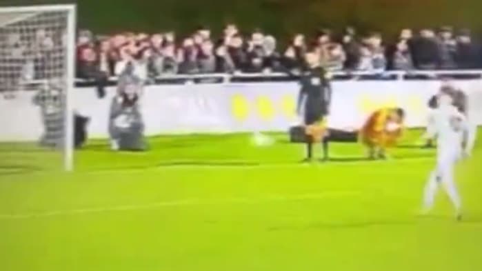 Antoine Mille (Châteauroux) tente une panenka mais celle-ci ne décolle pas et vient se loger dans les gants du gardien des Herbiers. Antoine Mille (Châteauroux) tente une panenka mais celle-ci ne décolle pas et vient se loger dans les gants du gardien des Herbiers.