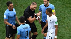 Nestor Pitana critique le comportement de Kylian Mbappé