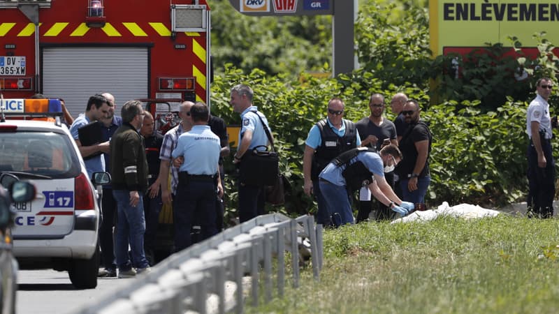 Des agents de la police scientifique travaillent sur le site où a été retrouvé, incendié, l'hélicoptère utilisé dans l'évasion de Rédoine Faïd le 1er juillet 2018.