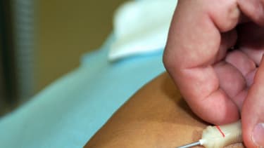 Le décret ouvrant le don du sang aux homosexuels sous conditions est entré en vigueur le 10 juillet 2016.