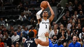 Victor Wembanyama au tir avec San Antonio pour sa première en NBA contre Dallas, octobre 2023