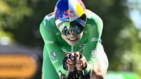 Le coureur belge de l'équipe Jumbo-Visma, Wout Van Aert, portant le maillot vert du sprinter, franchit la ligne d'arrivée lors de la 20e étape de la 109e édition du Tour de France cycliste, un contre-la-montre individuel de 40,7 km entre Lacapelle-Marival et Rocamadour, dans le sud-ouest de la France, le 23 juillet 2022.