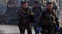 Soldats français sur les lieux d'un double attentat suicide commis par deux taliban contre un autocar transportant des militaires afghans, à Kaboul. Cinq militaires ont été tués dans cette attaque et neuf autres blessés, cependant qu'une autre attaque de