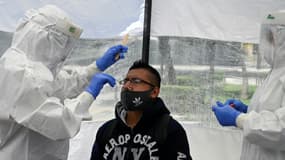 Un homme se fait tester au coronavirus, le 11 août 2020 à Mexico