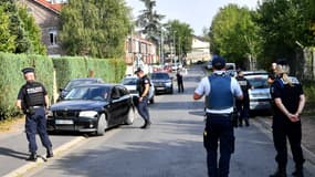 Les policiers à Lourches auprès du domicile de Hassan Iquioussen. 