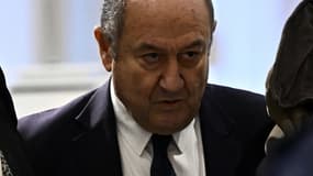 L'ancien patron du renseignement intérieur Bernard Squarcini (d) arrive au tribunal à Paris, le 28 novembre 2024