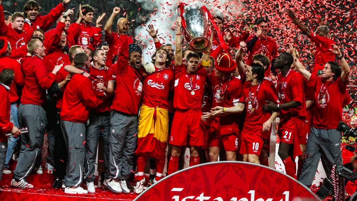 Steven Gerrard (trophée en mai) et les Reds vainqueurs de la Ligue des champions en mai 2005 Steven Gerrard (trophée en mai) et les Reds vainqueurs de la Ligue des champions en mai 2005