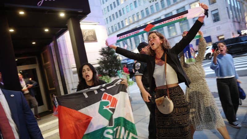 Des manifestants protestent devant le restaurant Joe's Seafood, Prime Steak & Stone Crab alors que le président américain Donald Trump et les membres de son cabinet et de son administration dînent à l'intérieur, le 9 septembre 2025 à Washington, DC. 