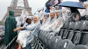Des spectateurs en place pour la cérémonie d'ouverture des Jeux olympiques le 26 juillet 2024