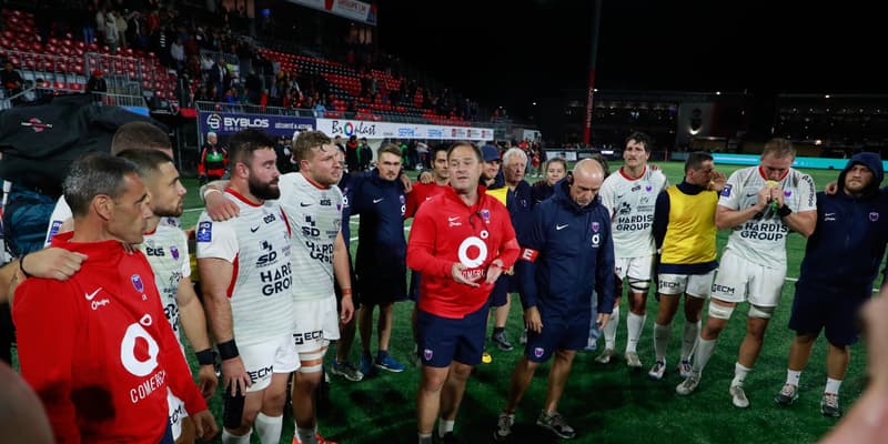 Nicolas Nadau (au centre en rouge) avec Grenoble lors du match contre Oyonnax, le 29 août 2025.